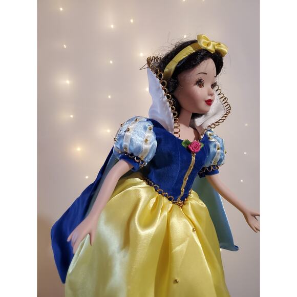 Disney Princess Snow White 14" Porcelain Brass Key Keepsake Doll Collectible - Picture 4 of 13